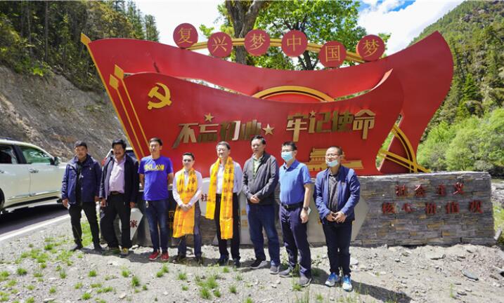 尊龙凯时集团党委书记、董事长任丁率队赴麻格同村推进对口帮扶工作